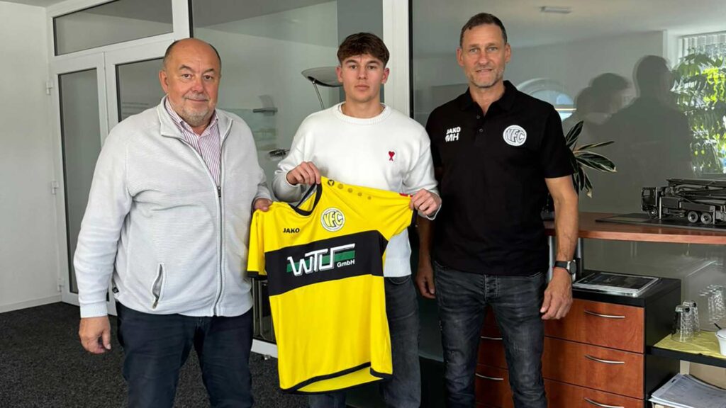 U19-Talent verstärkt die Offensive des VFC Plauen. Aufsichtsrat Gunter Reiher, Neuzugang Melvin Berkemer und der sportliche Leiter Michael Hiemisch am Freitag am Rande der Vertragsunterzeichnung (von links). Foto: VFC Plauen