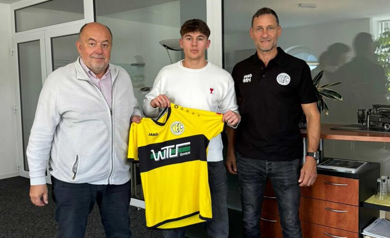 U19-Talent verstärkt die Offensive des VFC Plauen. Aufsichtsrat Gunter Reiher, Neuzugang Melvin Berkemer und der sportliche Leiter Michael Hiemisch am Freitag am Rande der Vertragsunterzeichnung (von links). Foto: VFC Plauen