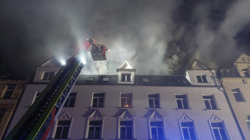 Einsatz beim Brand in der Hauffstraße in Plauen in den Morgenstunden des 12. Oktobers. Foto: Stadt Plauen