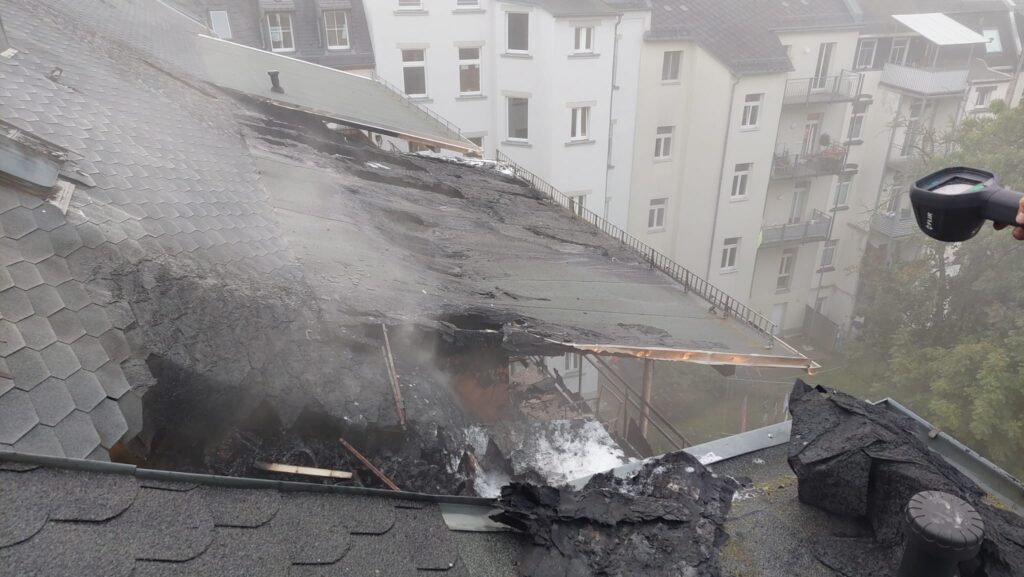 Einsatz beim Brand in der Hauffstraße in Plauen in den Morgenstunden des 12. Oktobers. Foto: Stadt Plauen