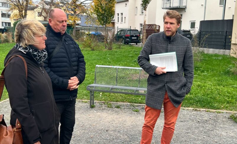 Im Bild Grit Roth, Grünplanerin der Spitzenstadt (von links) daneben Ulrich Giering, Fachgebietsleiter-Bauordnung und Markus Löffler, Fachbereichsleiter-Bau und Umwelt. Foto: Sebastian Höfer