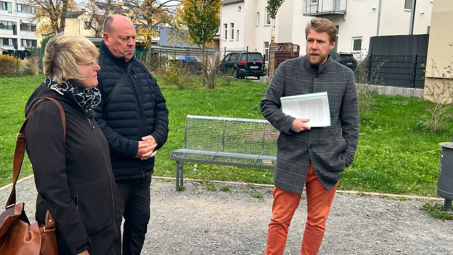 Im Bild Grit Roth, Grünplanerin der Spitzenstadt (von links) daneben Ulrich Giering, Fachgebietsleiter-Bauordnung und Markus Löffler, Fachbereichsleiter-Bau und Umwelt. Foto: Sebastian Höfer