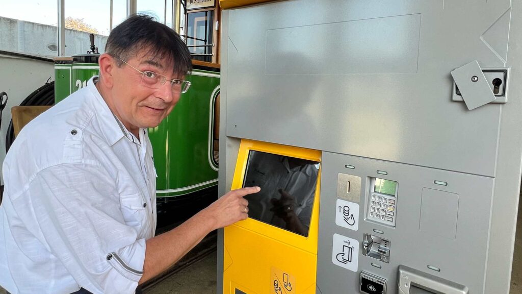 Karsten Treiber - Geschäftsführer der Plauener Straßenbahn GmbH - an einem Fahrausweisautomat, der im Betriebshof mit Geld erstbefüllt und entsprechend programmiert wird. Foto: Sebastian Höfer