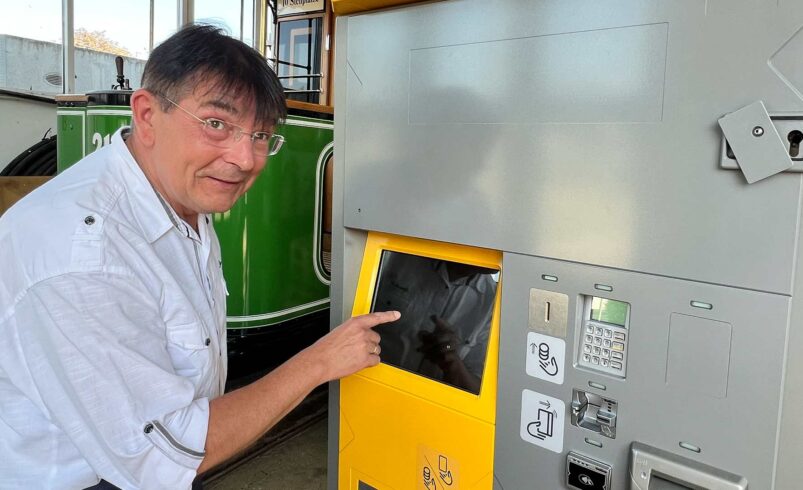 Karsten Treiber - Geschäftsführer der Plauener Straßenbahn GmbH - an einem Fahrausweisautomat, der im Betriebshof mit Geld erstbefüllt und entsprechend programmiert wird. Foto: Sebastian Höfer