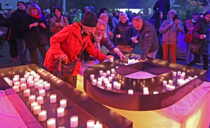 Hunderte Kerzen stelllten die Plauener in einen extra dafür angefertigten Rahmen mit den Initialien "PL" für Plauen. Foto: Spitzenstadt-EVENTS Höfer & Reißmann GbR