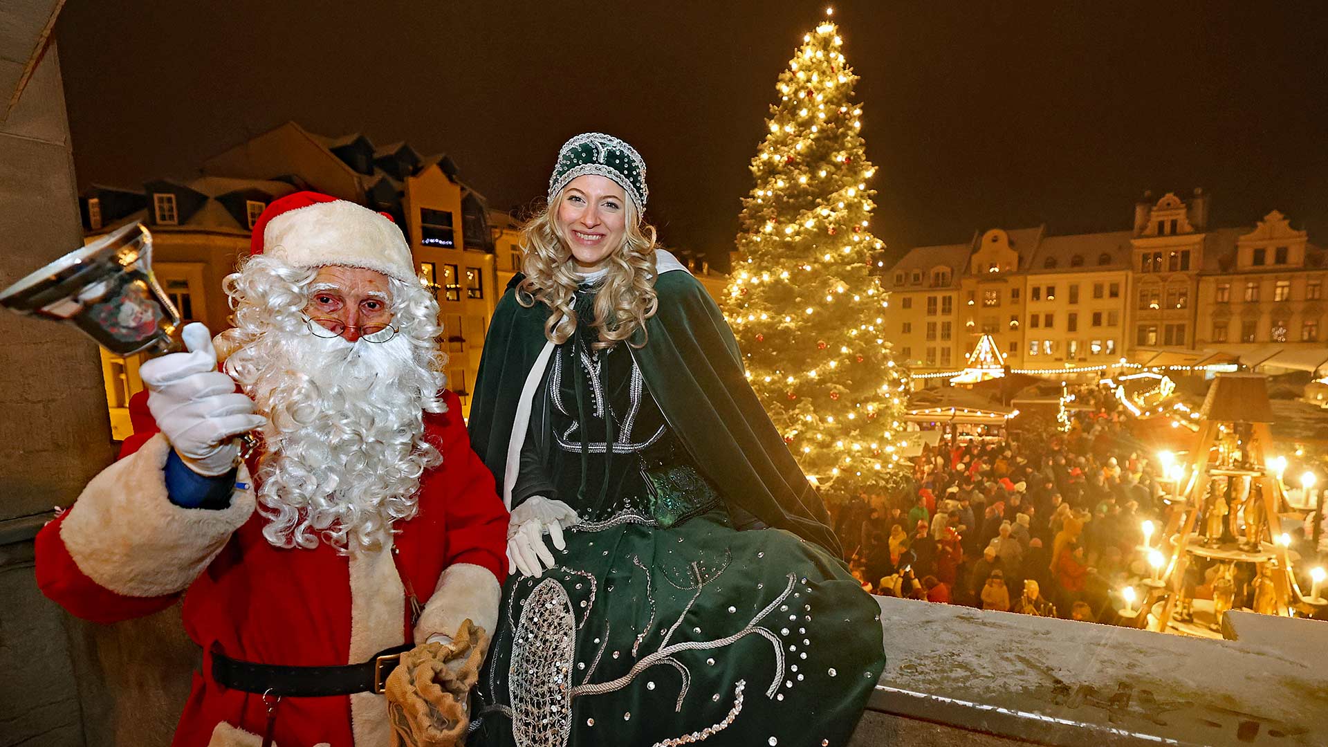 Das Christkind aus Steyr mit dem Weihnachtsmann beim Plauener Weihnachtsmarkt. Foto: Spitzenstadt.de