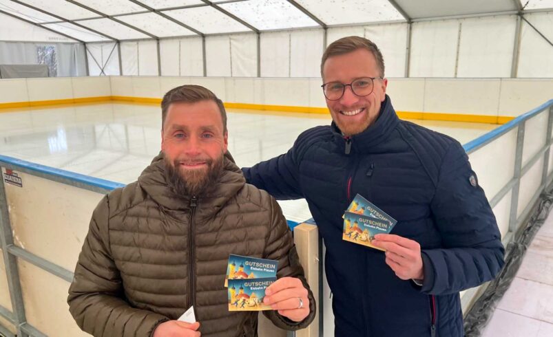 Thomas Fritzlar vom VFC Plauen und Plauens Bürgermeister Tobias Kämpf freuen sich auf die Eröffnung. Foto: S. Höfer