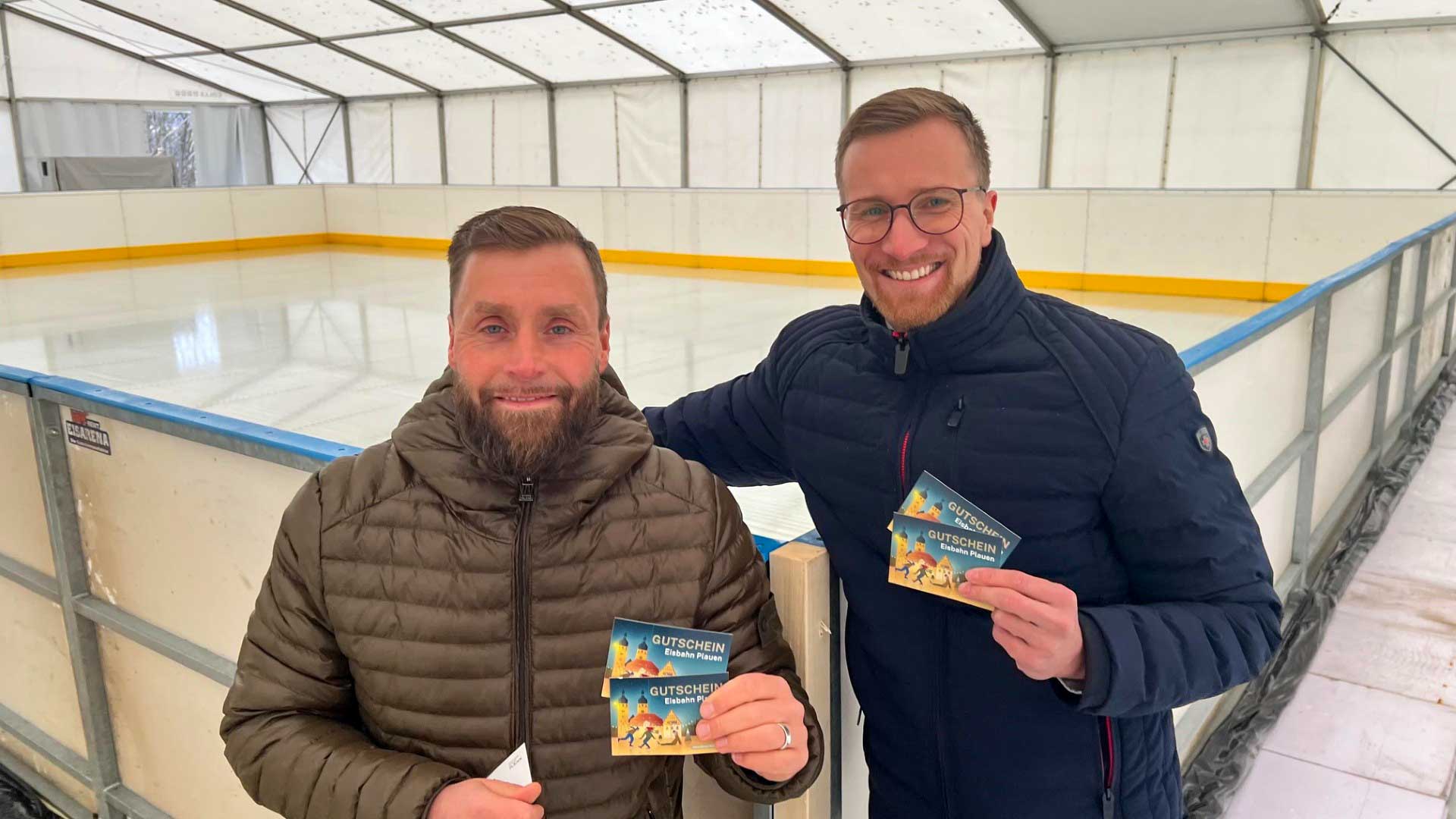 Thomas Fritzlar vom VFC Plauen und Plauens Bürgermeister Tobias Kämpf freuen sich auf die Eröffnung. Foto: S. Höfer