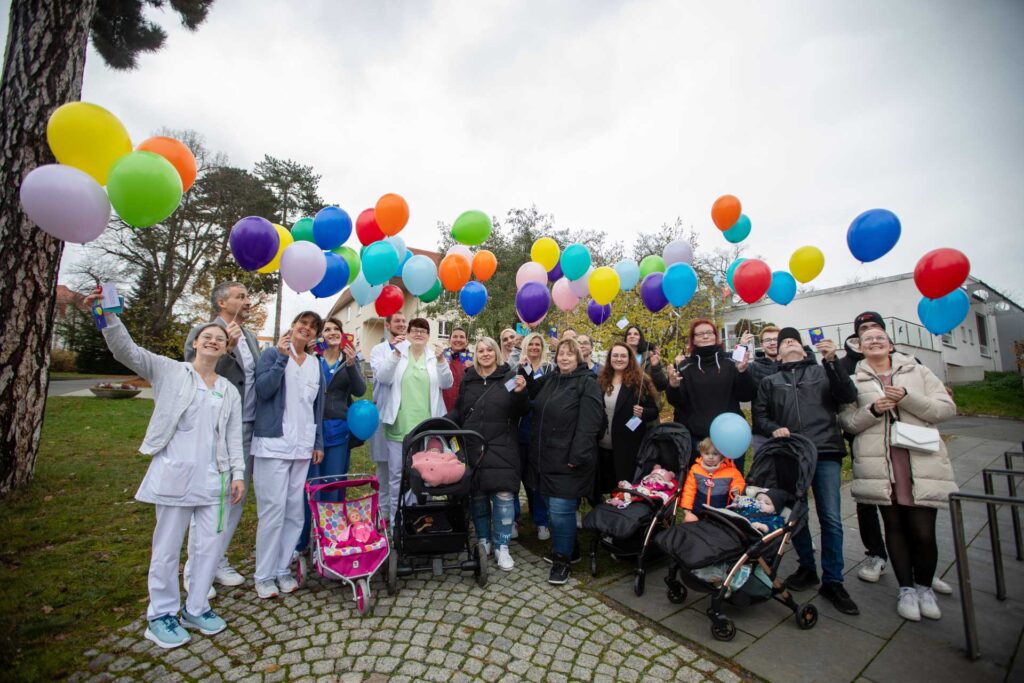 Helios Vogtland-Klinikum Plauen setzt Zeichen der Hoffnung mit Wunschballons für Frühchen

Quelle: Ellen Liebner – Helios Vogtland-Klinikum Plauen