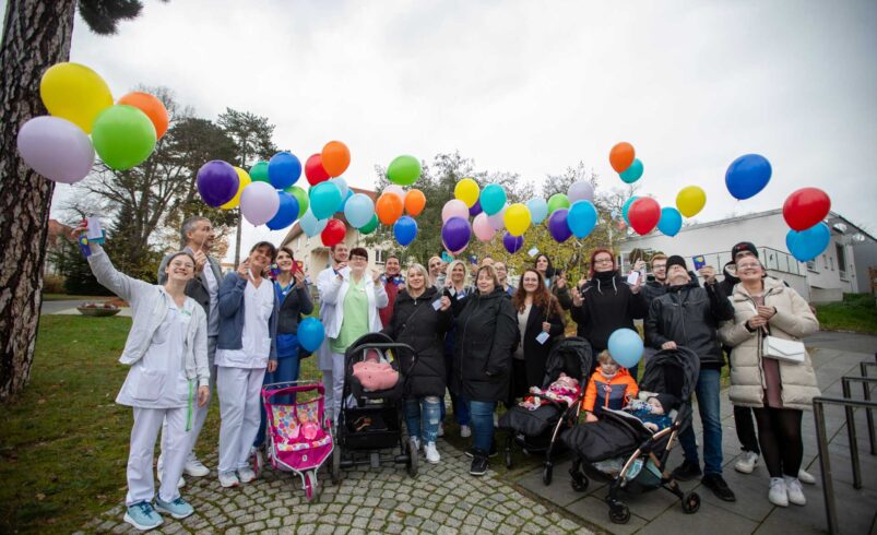 Helios Vogtland-Klinikum Plauen setzt Zeichen der Hoffnung mit Wunschballons für Frühchen Quelle: Ellen Liebner – Helios Vogtland-Klinikum Plauen