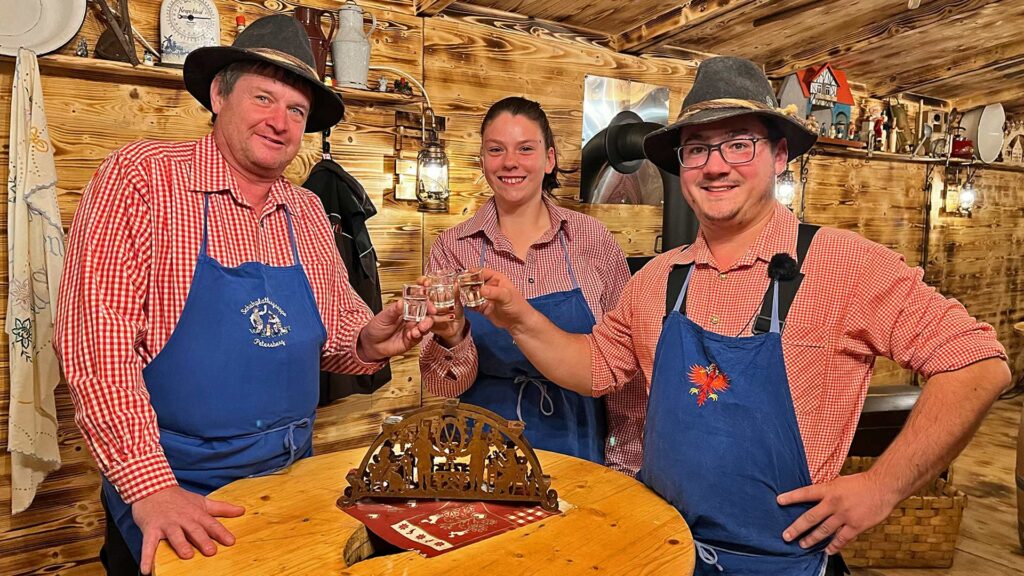 Das Team der neuen Almhütte auf dem Plauener Weihnachtsmarkt: Mario, Madlen und Kevin. Foto: S. Höfer