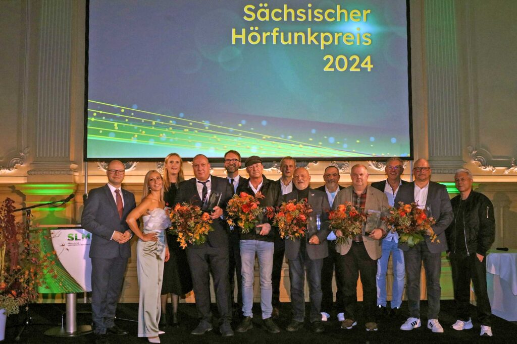 Gruppenbild mit den Preisträgern und den Laudatorinnen und Laudatoren
sowie die Moderatoren Katja Möckel und Uwe Fischer. Foto: Ralph Köhler