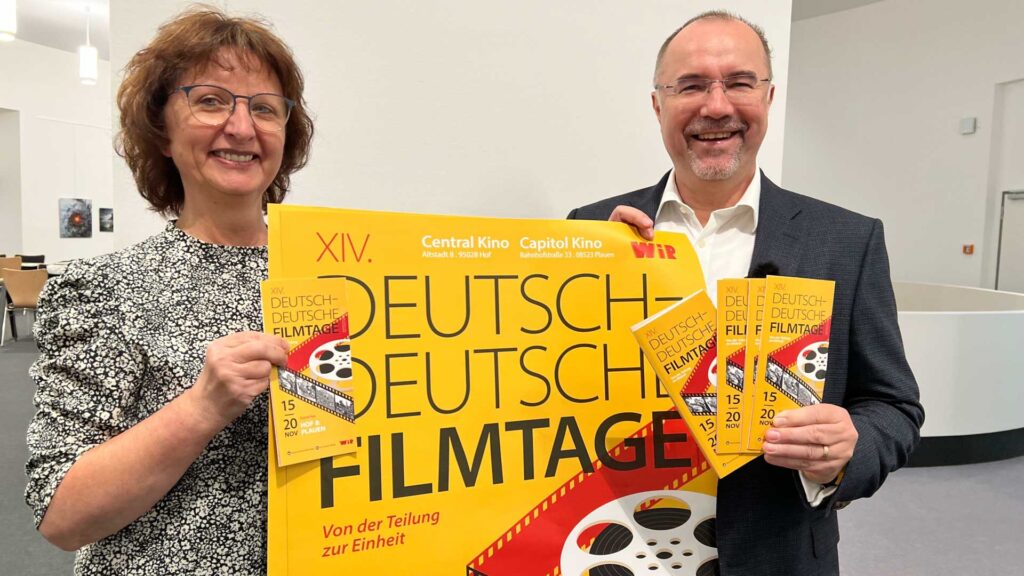 Organisatorin Steffi Behncke vom Kulturreferat und Oberbürgermeister Steffen Zenner präsentieren das Plakat für die 14. Deutsch-Deutschen Filmtage. Foto: S. Höfer