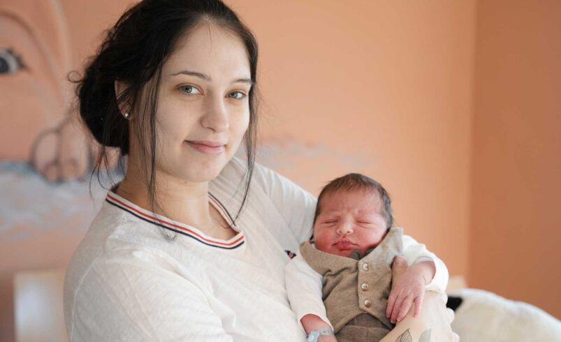 Malek Reuter mit Mutter Denise Reuter. Foto: Loreen Zacher – Helios Vogtland-Klinikum Plauen