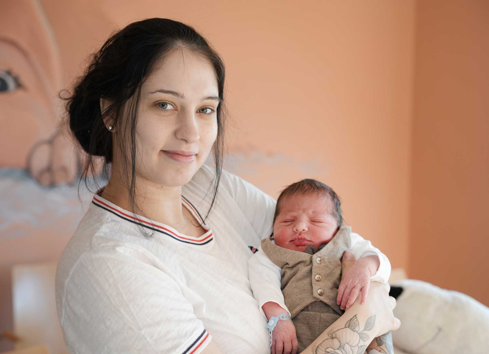 Malek Reuter mit Mutter Denise Reuter. Foto: Loreen Zacher – Helios Vogtland-Klinikum Plauen