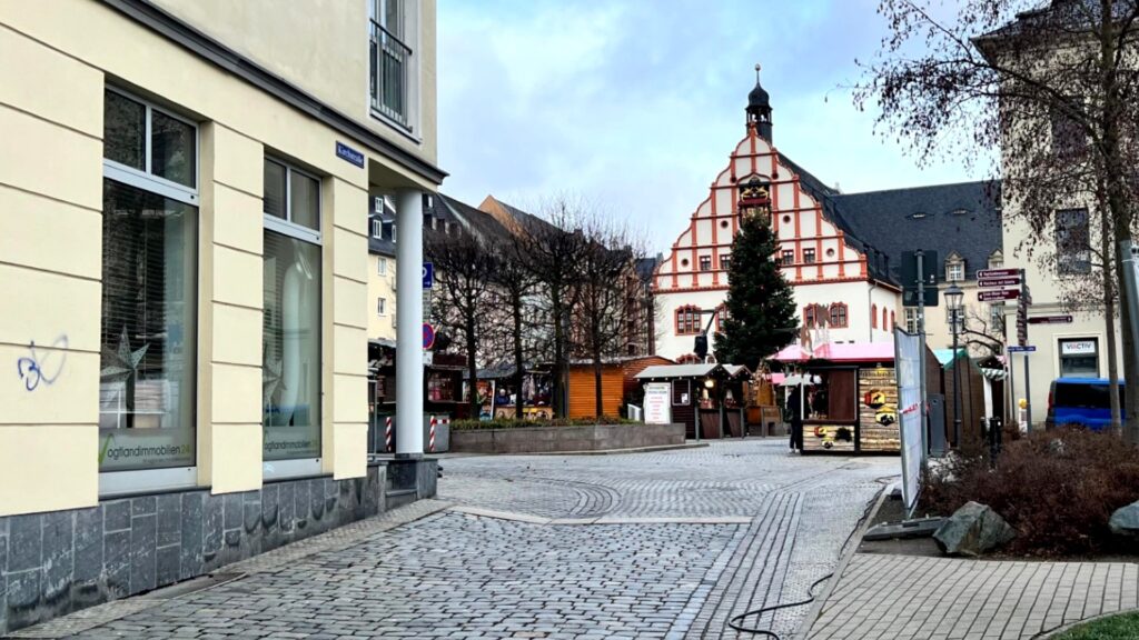 Eine Zufahrt zum Weihnachtsmarkt in Plauen. Die Polizei verstärkt ihre Präsenz und wird moderate Kontrollen durchführen. Foto: S.Höfer