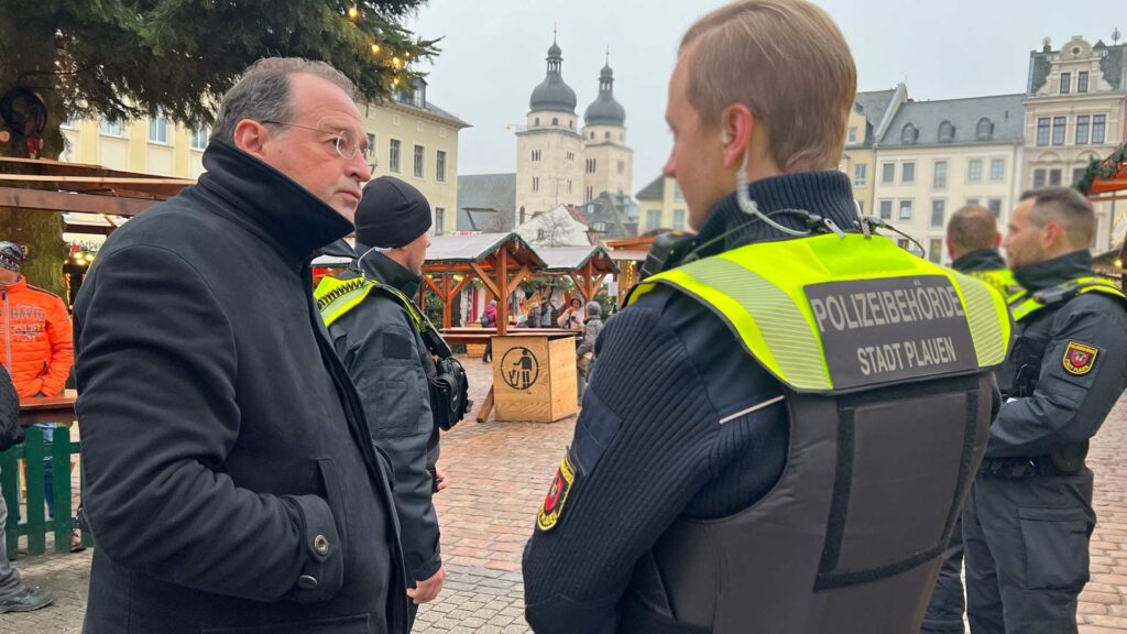 Eckhard Sorger von der Stadt Plauen im Gespräch mit einer Sicherheitskraft. Foto: S. Höfer