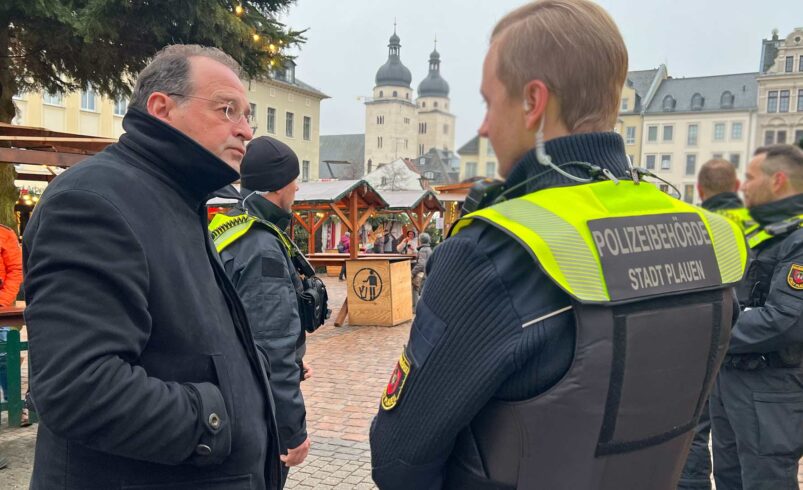 Eckhard Sorger von der Stadt Plauen im Gespräch mit einer Sicherheitskraft. Foto: S. Höfer