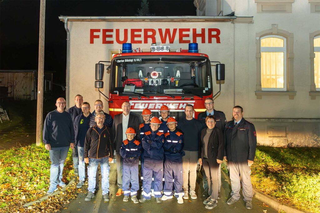 Plauens Jugendfeuerwehrwart André Linko (rechts)

Patrick Heinritz, Fachgebietsleiter Brandschutz (3. Von rechts)

René Schreiter, Fachbereichsleiter Sicherheit und Ordnung (4. Von links)

Oberbürgermeister Steffen Zenner (6. Von links)

Bürgermeisterin Kerstin Wolf (2. Von rechts)

Stefan Hesse, Leiter der Jugendfeuerwehr Stöckigt (4. Von rechts) Foto: Stadt Plauen