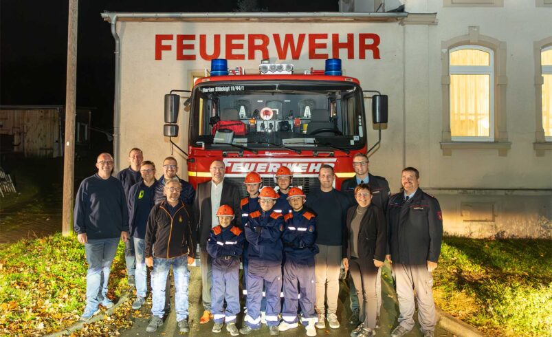 Plauens Jugendfeuerwehrwart André Linko (rechts) Patrick Heinritz, Fachgebietsleiter Brandschutz (3. Von rechts) René Schreiter, Fachbereichsleiter Sicherheit und Ordnung (4. Von links) Oberbürgermeister Steffen Zenner (6. Von links) Bürgermeisterin Kerstin Wolf (2. Von rechts) Stefan Hesse, Leiter der Jugendfeuerwehr Stöckigt (4. Von rechts) Foto: Stadt Plauen