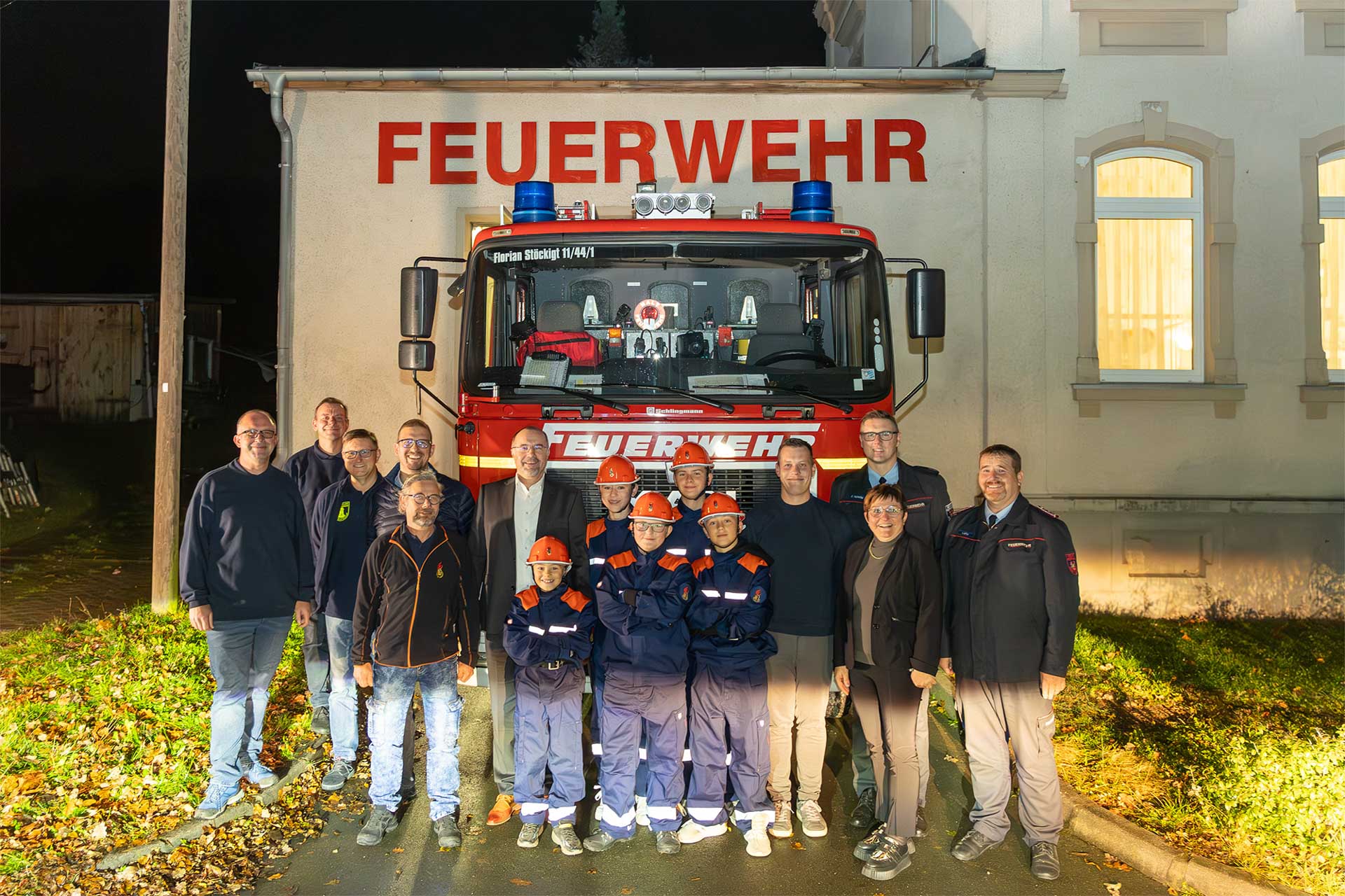 Plauens Jugendfeuerwehrwart André Linko (rechts) Patrick Heinritz, Fachgebietsleiter Brandschutz (3. Von rechts) René Schreiter, Fachbereichsleiter Sicherheit und Ordnung (4. Von links) Oberbürgermeister Steffen Zenner (6. Von links) Bürgermeisterin Kerstin Wolf (2. Von rechts) Stefan Hesse, Leiter der Jugendfeuerwehr Stöckigt (4. Von rechts) Foto: Stadt Plauen