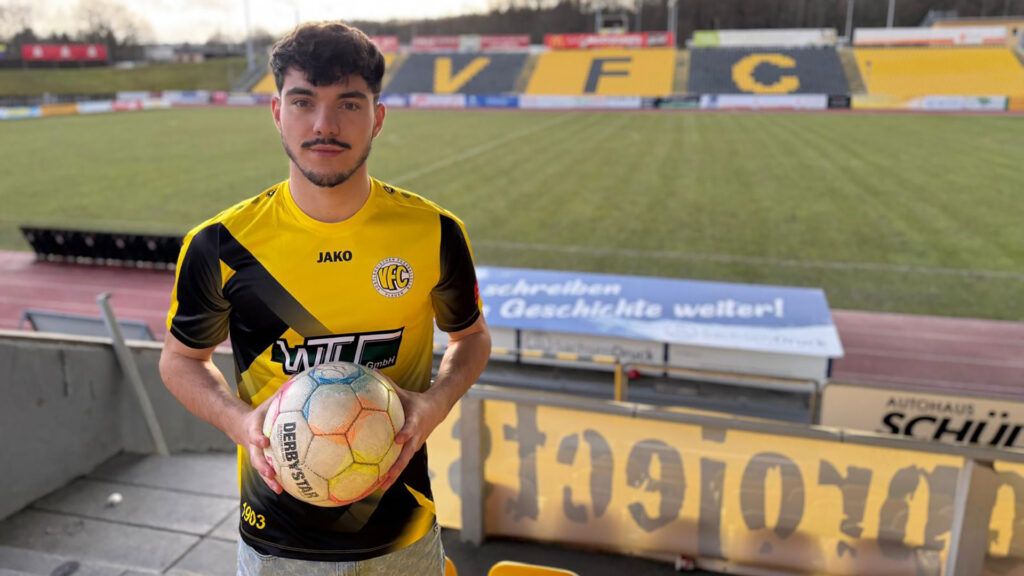 Daniel Gerstmayer unterschreibt einen Vertrag über 1,5 Jahre beim VFC Plauen. Foto: VFC Plauen