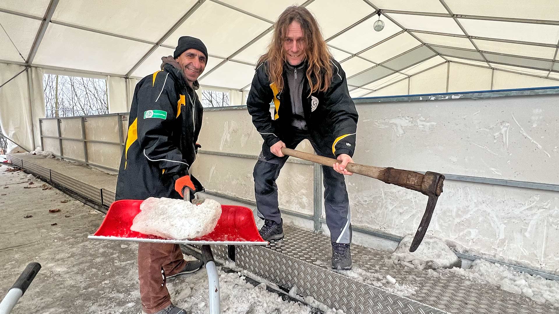 Rückbau der Eisbahn mit Mitarbeitern des VFC Plauen. Foto: S. Höfer