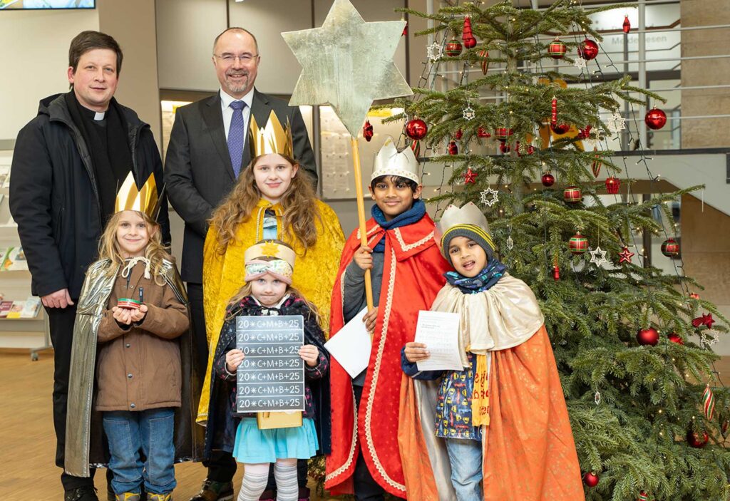 Pfarrer Martin Kochalski (links im Bild) von der Katholischen Pfarrei Herz Jesu begleitete die Sternsinger bei ihrem Besuch im Rathaus bei Oberbürgermeister Steffen Zenner. Foto: Stadt Plauen