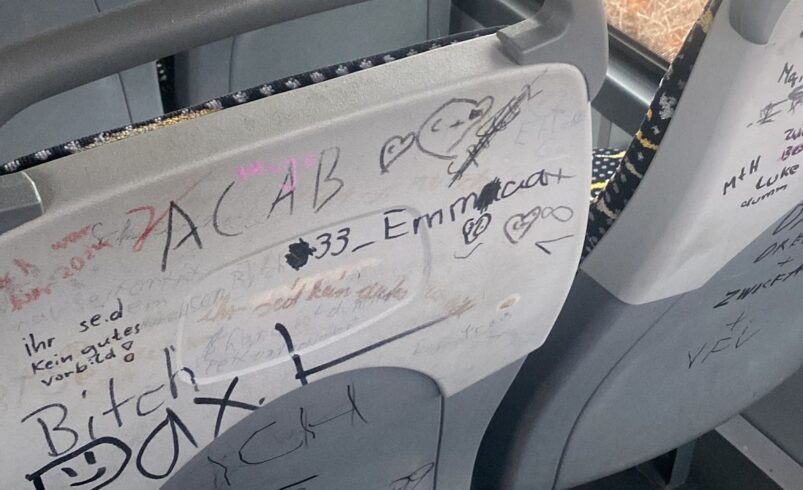 Vandalismus in Bussen im Vogtland. Foto: Zweckverband Öffentlicher Personennahverkehr Vogtland