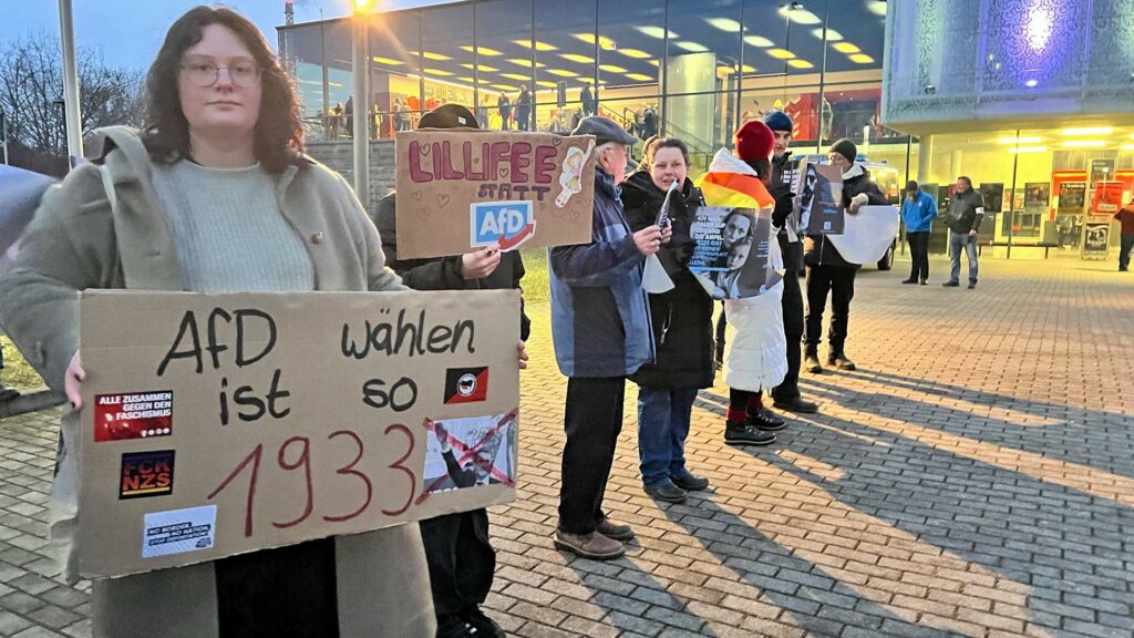 Mit selbstgebastelten Schildern und bunten Fahnen zeigten die rund einhundert Menschen ihre klare Haltung gegen Rassismus. Foto: Spitzenstadt.de