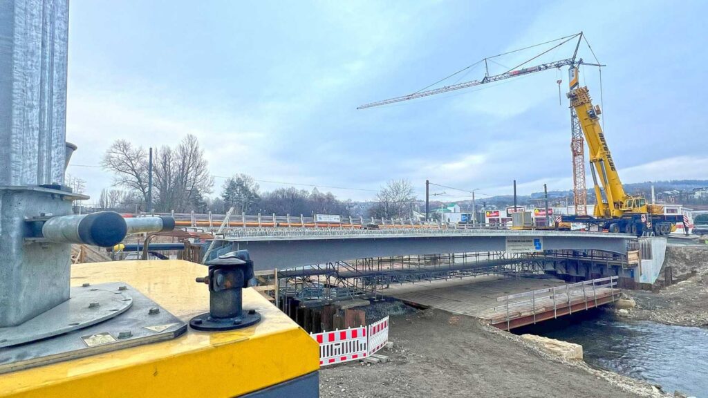 Brückenbau: Erste XXL-Brückenteile in Plauen angekommen. Foto: S. Höfer