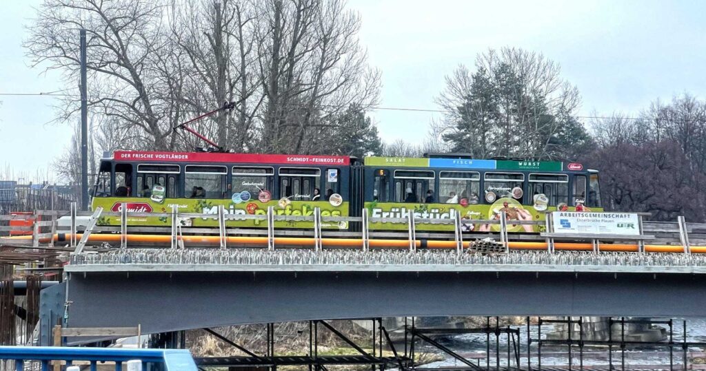 Brückenbau: Erste XXL-Brückenteile in Plauen angekommen. Foto: S. Höfer