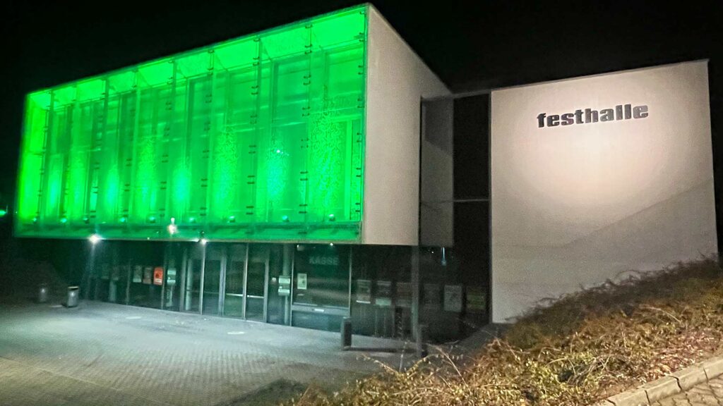 Die Festhalle leuchtet grün: Die Stadt Plauen unterstützt damit den Tag der Kinderhospizarbeit. Foto: S. Höfer