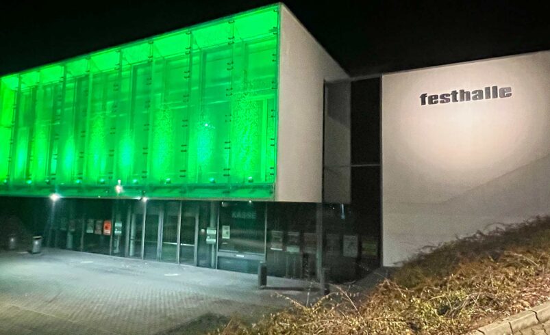 Die Festhalle leuchtet grün: Die Stadt Plauen unterstützt damit den Tag der Kinderhospizarbeit. Foto: S. Höfer