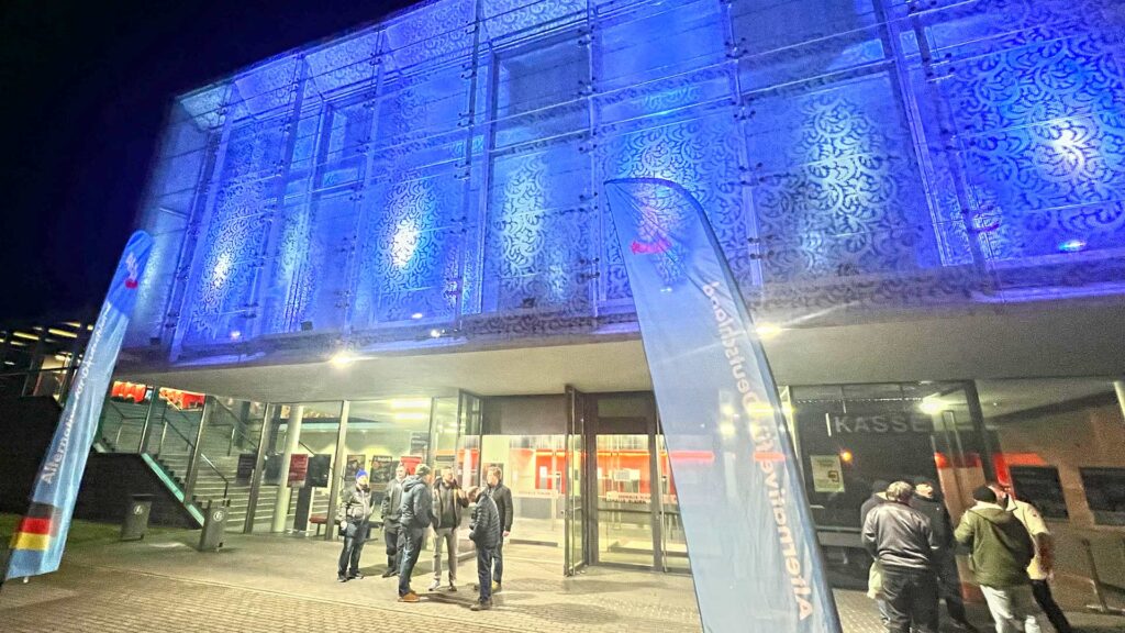 Die Festhalle strahlte im Blau der Partei "Alternative für Deutschland". Foto: Spitzenstadt.de