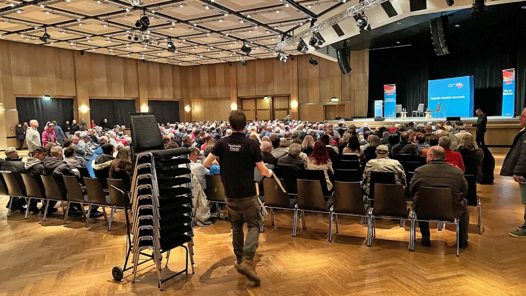 Mehr Andrang als gedacht: Die in der Festhalle aufgestellten Stühle mussten zu Beginn der AfD-Veranstaltung noch aufgestockt werden. Insgesamt besuchten 450 Teilnehmer den AfD-Bürgerdialog. Foto: Spitzenstadt.de