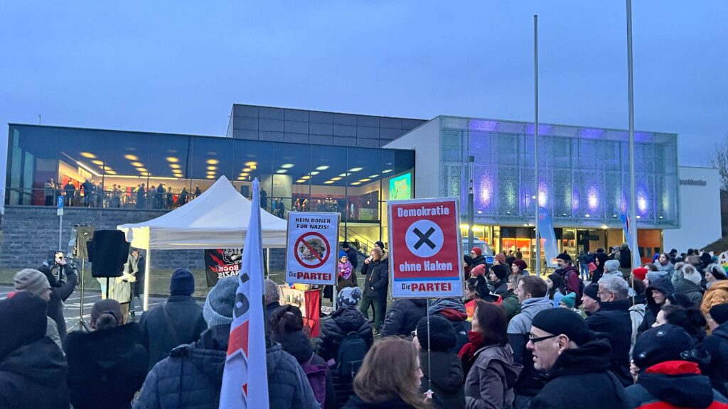 Rund einhundert Menschen protestierten friedlich vor der Festhalle gegen die AfD-Veranstaltung. Foto: Spitzenstadt.de