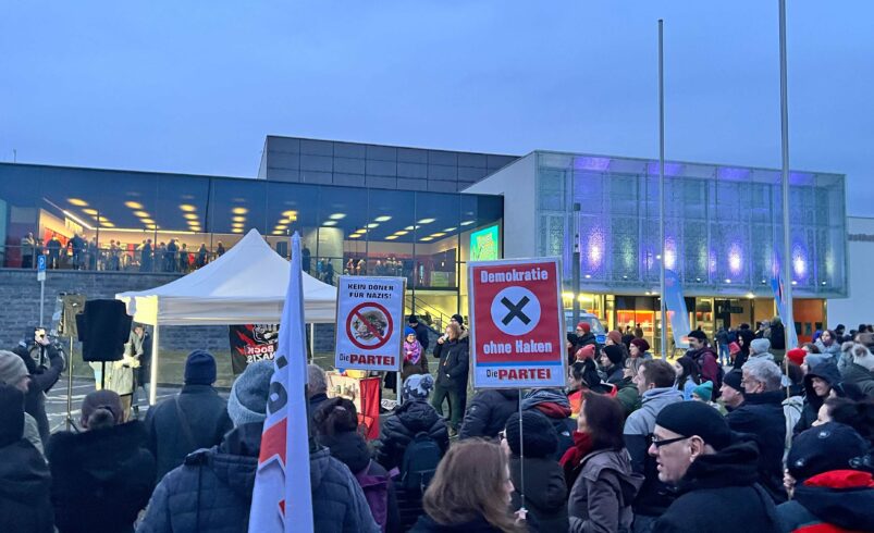 Rund einhundert Menschen protestierten friedlich vor der Festhalle gegen die AfD-Veranstaltung. Foto: Spitzenstadt.de